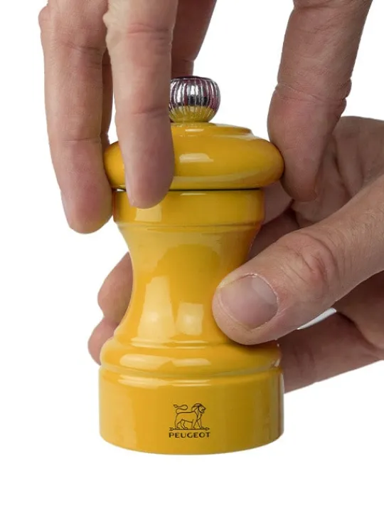 Peugeot Saveurs Bistro Moulin à poivre manuel en bois laqué, safran, 10 cm - 4in. -> Envie De Couleurs | Moulins À Poivre