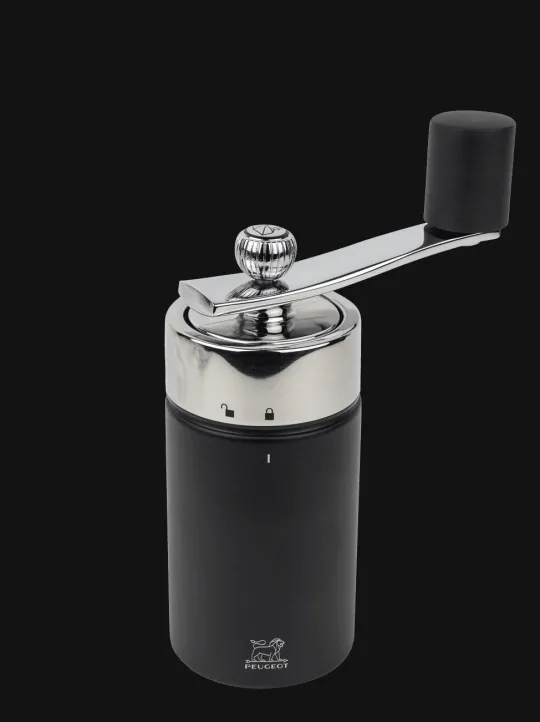 Peugeot Saveurs Isen Moulin à muscade manuel en bois, noir mat, 16 cm - 6,25" -> Envie De Design | Envie De Saveurs