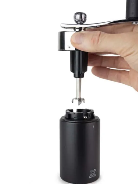 Peugeot Saveurs Isen Moulin à muscade manuel en bois, noir mat, 16 cm - 6,25" -> Envie De Design | Envie De Saveurs