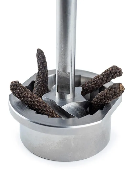 Peugeot Saveurs Isen moulin à poivres longs et gros grains de poivre manuel en bois couleur naturel 16 cm - 6,25" -> Envie De Saveurs | Moulins À Poivre