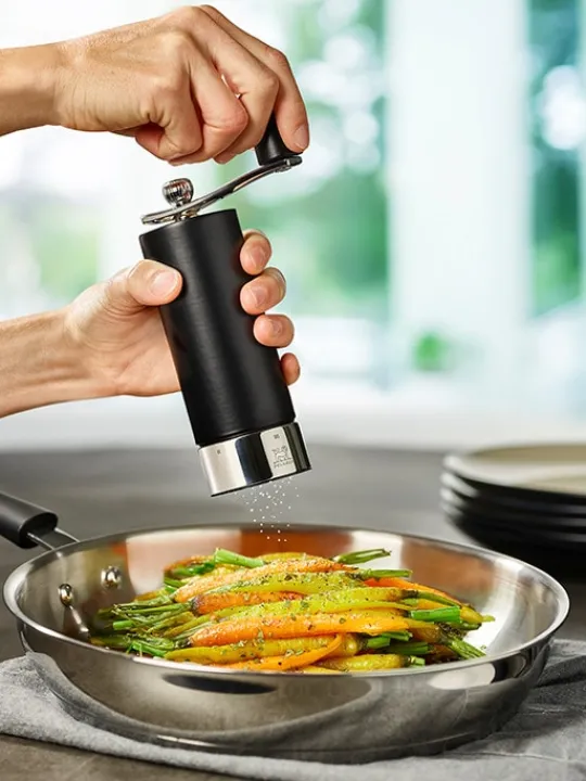 Peugeot Saveurs Isen Moulin à sel à manivelle en bois et inox, noir, u'select, 18 cm - 7" -> Envie De Design | Envie De Saveurs
