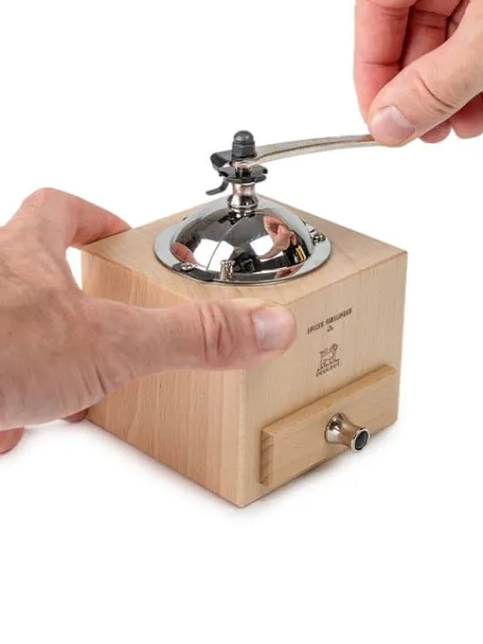 le_moulin_dolivier_roellinger_moulin__poivre_manuel_en_bois_avec_manivelle_naturel__cm__in__peugeot_saveurs_5.webp Peugeot Saveurs Le moulin d'olivier roellinger Moulin à poivre manuel en bois avec manivelle, , 13 cm - 5in -> Idées Cadeaux -100€ | Envie De Saveurs