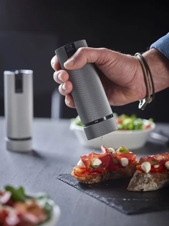 Peugeot Saveurs Line electrique Moulin à poivre électrique rechargeable u'select, batterie lithium-ion, carbone, 15 cm - 6in. -> Idées Cadeaux -100€ | Envie De Design