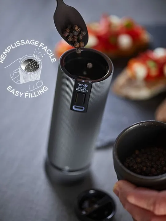 Peugeot Saveurs Line electrique Moulin à sel électrique rechargeable u'select, batterie lithium-ion, aluminium, 15 cm - 6in. -> Idées Cadeaux -100€ | Envie De Design