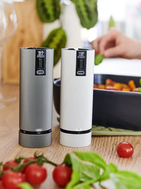 Peugeot Saveurs Line electrique Moulin à sel électrique rechargeable u'select, batterie lithium-ion, aluminium, 15 cm - 6in. -> Idées Cadeaux -100€ | Envie De Design