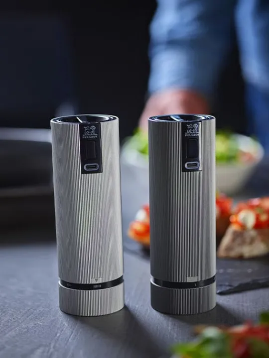 Peugeot Saveurs Line electrique Moulin à sel électrique rechargeable u'select, batterie lithium-ion, aluminium, 15 cm - 6in. -> Idées Cadeaux -100€ | Envie De Design