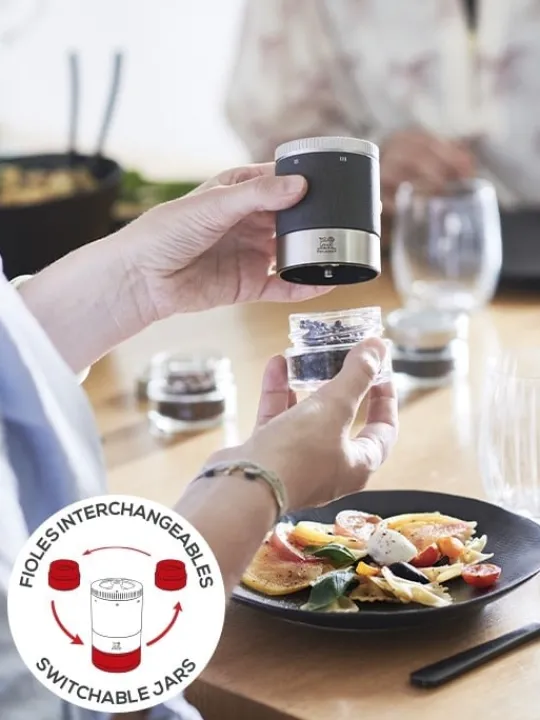 Peugeot Saveurs Maestro Bar à poivres - moulin à poivre u'select accompagné de 3 grands crus de poivres, de 3 réservoirs interchangeables. -> Idées Cadeaux -100€ | Coffrets Cadeaux