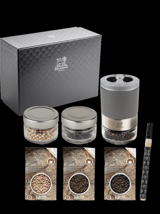 Peugeot Saveurs Maestro Bar à poivres - moulin à poivre u'select accompagné de 3 grands crus de poivres, de 3 réservoirs interchangeables, gris roche -> Coffrets Cadeaux | Envie De Design