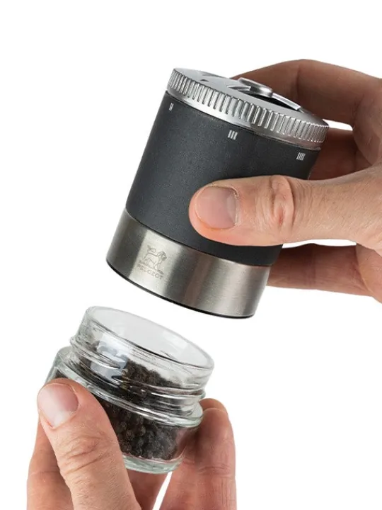 Peugeot Saveurs Maestro Bar à poivres - moulin à poivre u'select accompagné de 3 grands crus de poivres, de 3 réservoirs interchangeables, noir -> Idées Cadeaux -100€ | Coffrets Cadeaux