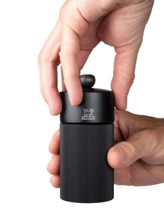 Peugeot Saveurs Night chic Coffret cadeau - duo de moulins à poivre et à sel manuels line noir mat 12 cm et son entonnoir en inox -> Idées Cadeaux -100€ | Coffrets Cadeaux