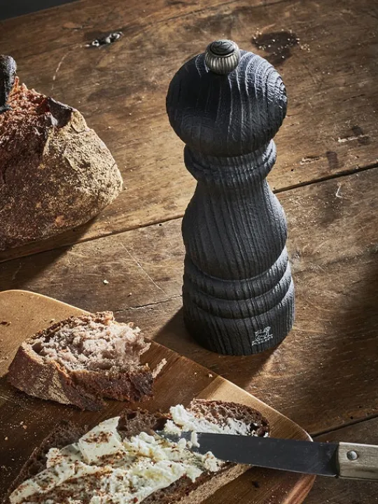 Peugeot Saveurs Paris nature black Moulin à poivre manuel en bois upcyclé et son poivre fair trade, noir, 22 cm - 9in -> Moulins À Poivre