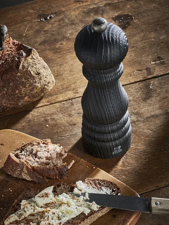 Peugeot Saveurs Paris nature black Moulin à poivre manuel en bois upcyclé et son poivre fair trade, noir, 40 cm - 16in -> Moulins À Poivre