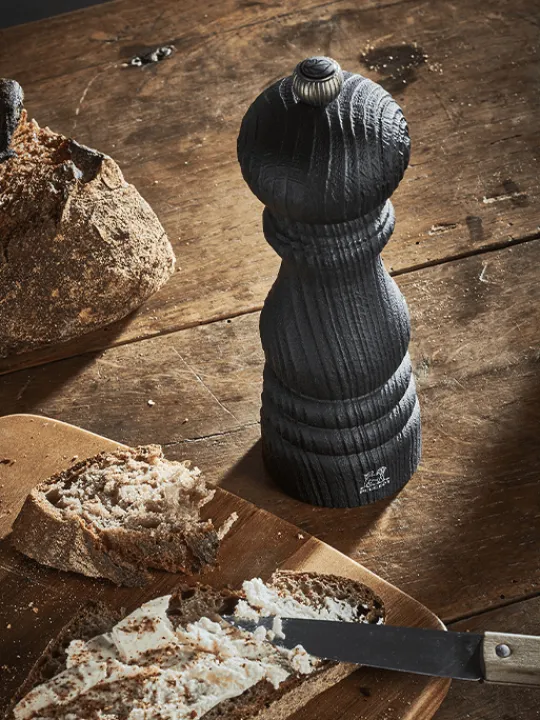 Peugeot Saveurs Paris nature black Moulin à sel manuel en bois upcyclé, noir, 30 cm - 12in -> Moulins À Sel Et Salières